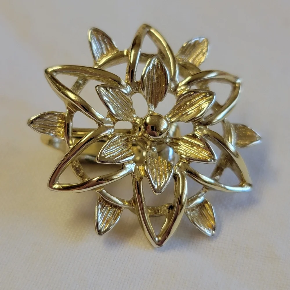 Vintage 1960s Sarah Coventry Peta-Lure Floral  Clip On Earrings